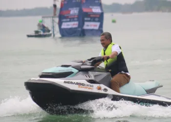 Wakil Ketua DPRD Kabupaten Jepara, Pratikno, saat mencoba jet ski di Pantai Bandengan. (Tomi Budianto/Lingkarjateng.id)