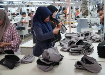Karyawan PT Summit Travel Goods yang berlokasi di Kabupaten Jepara saat membuat tas. (Tomi Budianto/Lingkarjateng.id)