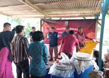 Wakil DPRD Kabupaten Jepara, Junarso, saat menghadiri pelatihan pupuk organik di Desa Damarwulan, Kecamatan Keling, Kabupaten Jepara, pada Jumat, 18 Juli 2025. (Tomi Budianto/Lingkarjateng.id)