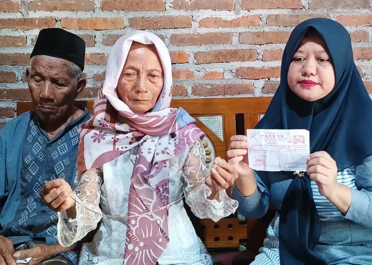 Tragis! Emas Puluhan Gram Milik Nenek di Jepara Hilang Ditukar Perhiasan Palsu 25 Mbah Sukarti bersama suami dan anaknya menunjukkan perhiasan palsu di rumahnya di Desa Kerso, Kecamatan Kedung, Kabupaten Jepara, pada Senin, 21 Juli 2025. (Tomi Budianto/Lingkarjateng.id)
