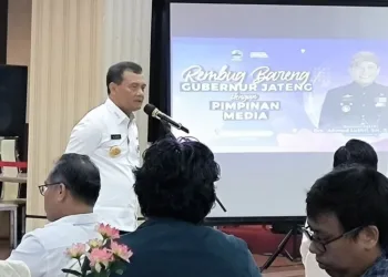 Gubernur Jawa Tengah, Ahmad Luthfi, memberi sambutan dalam kegiatan "Rembug Bareng Gubernur bersama Pimpinan Media" di Ruang Pertemuan Gedung Gradhika Bhakti Praja, Semarang, pada Rabu, 2 Juli 2025. (Arvian Maulana/Lingkarjateng.id)