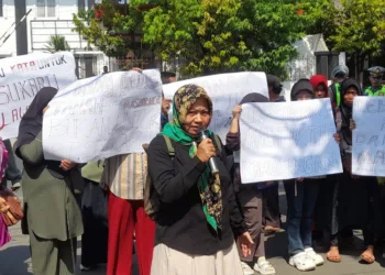 Demo di PN Kendal, Petani Pesaren Tolak Klaim Lahan oleh PT Sukarli 31 Petani Dusun Dayunan, Desa Pesaren, Kecamatan Sukorejo, melakukan aksi unjuk rasa di depan Kantor Pengadilan Negeri Kendal, Rabu, 2 Juli 2025. (Arvian Maulana/Lingkarjateng.id)