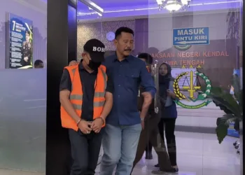 Kasus Korupsi Proyek Desa Kertosari Kendal Seret 2 Tersangka dari Pihak Swasta 28 Salah satu tersangka dari pihak swasta dalam kasus dugaan korupsi poyek di Desa Kertosari digiring keluar dari Kantor Kejari Kendal pada Kamis, 3 Juli 2025. (Arvian Maulana/Lingkarjateng.id)