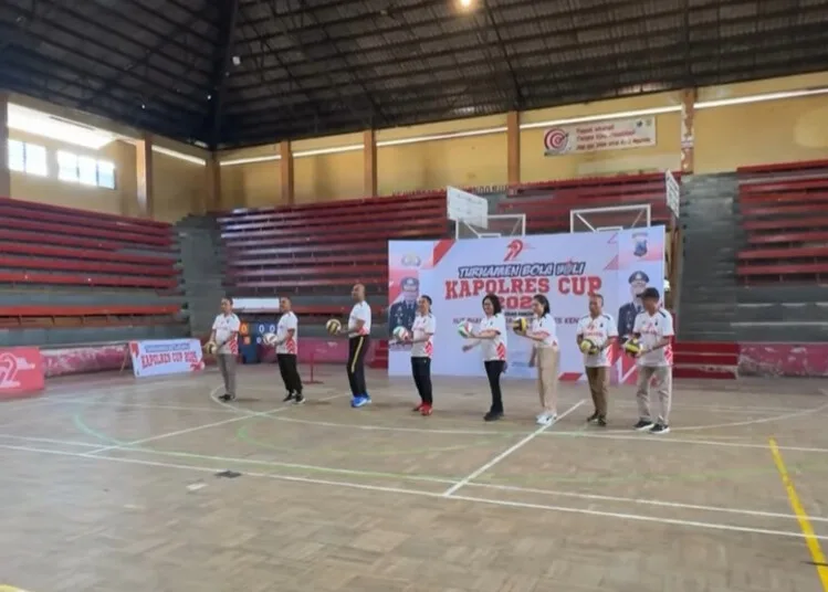 21 Klub Bola Voli di Kendal Perebutkan Trofi Turnamen Kapolres Cup 2025 25 Pembukaan Turnamen Bola Voli Kapolres Cup 2025 di GOR Sasana Krida Bahurekso, Kabupaten Kendal, pada Jumat, 4 Juli 2025. (Arvian Maulana/Lingkarjateng.id)