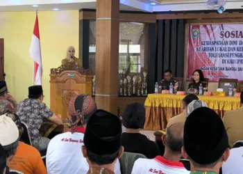 Bupati Tika Ajak Warga Kendal Jaga Toleransi Antarumat Beragama 29 Bupati Kendal, Dyah Kartika Permanasari, saat menyampaikan arahan dalam sosialisasi merawat kearifan lokal dan kebhinekaan guna menjaga toleransi penghayat kepercayaan pada Senin, 7 Juli 2025. (Arvian Maulana/Lingkarjateng.id)