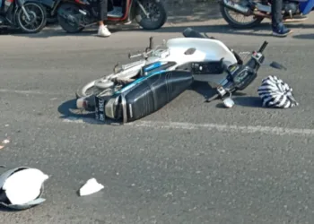Warga Ringinarum Tewas Jadi Korban Tabrak Lari di Pantura Kendal, Ini Kronologinya 29 Motor milik korban tabrak lari yang tergletak di Jalan Pantura Brangsong-Kendal, Selasa, 15 Juli 2025. (Arvian Maulana/Lingkarjateng.id)