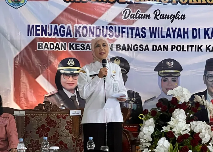 Serap Aspirasi Warga Pasigitan, Bupati Kendal Diminta Bangun Jembatan Gantung 25 Bupati Kendal, Dyah Kartika Permanasari, saat melakukan kunjungan di Desa Pasigitan, Kecamatan Boja, Kabupaten Kendal, pada Rabu, 16 Juli 2025. (Arvian Maulana/Lingkarjateng.id)