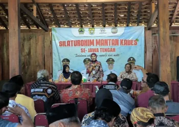 Bupati Kendal, Dyah Kartika Permanasari, saat memberi arahan dalam Silaturahim Mantan Kades se-Jawa Tengah di wisata Nglimut, Gonoharjo, Kabupaten Kendal, pada Selasa, 22 Juli 2025. (Arvian Maulana/Lingkarjateng.id)