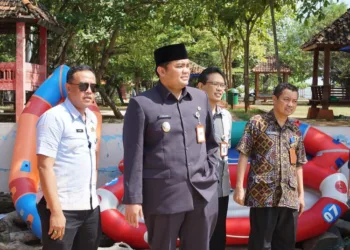 Wabup Jepara Dorong Sekolah Adakan Wisata di Destinasi Lokal 29 Wakil Bupati Jepara, M. Ibnu Hajar (Gus Hajar), saat mengunjungi salah satu pantai di Kabupaten Jepara pada Selasa, 1 Juli 2025. (Tomi Budianto/Lingkarjateng.d)