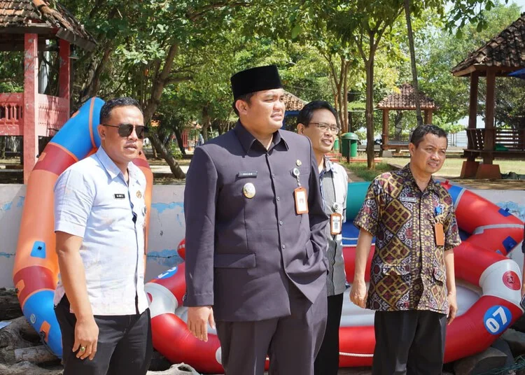 Wakil Bupati Jepara, M. Ibnu Hajar (Gus Hajar), saat mengunjungi salah satu pantai di Kabupaten Jepara pada Selasa, 1 Juli 2025. (Tomi Budianto/Lingkarjateng.d)