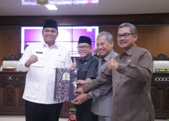 Pimpinan DPRD Jepara saat menyerahkan nota persetujuan Raperda Pertanggungjawaban APBD 2024 dalam rapat paripurna pada Rabu, 2 Juli 2025. (Tomi Budianto/Lingkarjateng.id)