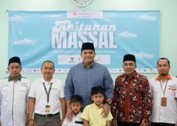 Wabup Gus Hajar Apresiasi Program Khitan Massal oleh Perusahaan di Jepara 26 Wakil Bupati Jepara, M. Ibnu Hajar, berfoto bersama anak yang mengikuti khitan massal di Klinik YAI Medika, Desa Bawu, Kecamatan Batealit, Kabupaten Jepara, pada Sabtu,5 Juli 2025. (Tomi Budianto/Lingkarjateng.id)