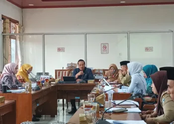DPRD Jepara Susun Raperda Ketahanan Keluarga, Akomodir Masalah Perceraian hingga KDRT 25 Panitia Khusus (Pansus) DPRD Jepara saat menyusun Raperda tentang Penyelenggaraan Pembangunan Ketahanan Keluarga di kantor dewan setempat, Selasa, 8 Juli 2025. (Tomi Budianto/Lingkarjateng.id)