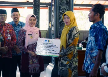 Bupati Demak, Eisti'anah, saat menyerahkan bantuan kesejahteraan secara simbolis kepada tenaga kependidikan non-ASN di Pendopo Satya Bhakti Praja pada Jumat, 18 Juli 2025. (Dok. Pemkab Demak/Lingkarjateng.id)