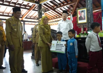 Bupati Demak, Eisti'anah, saat memberi santunan secara simbolis kepada anak yatim di Pendopo Satya Bhakti Praja Demak pada Selasa, 22 Juli 2025. (Dok. Pemkab Demak/Lingkarjateng.id)