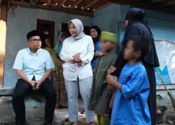 Bupati Batang, M. Faiz Kurniawan, menemui dua anak korban penyekapan usai dibawa pulang ke rumah keduanya di Desa Klidang Wetan, Kecamatan Batang. (Dok. Pemkab Batang/Lingkarjateng.id)