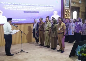 Bupati Batang, M. Faiz Kurniawan, saat mengukuhkan tim posyandu di Aula Kantor Bupati Batang pada Selasa, 29 Juli 2025. (Dok. Pemkab Batang/Lingkarjateng.id)