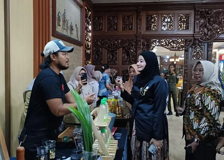 Tembus Ritel Nasional, Produk UP2K Batang Tuai Pujian 25 Ketua Tim Pembina Posyandu Provinsi Jawa Tengah, Nawal Nur Arafah Yasin, mencoba salah satu produk UP2K Kabupaten Batang di Aula Kantor Bupati Batang pada Selasa, 29 Juli 2025. (Dok. Pemkab Batang/Lingkarjateng.id)