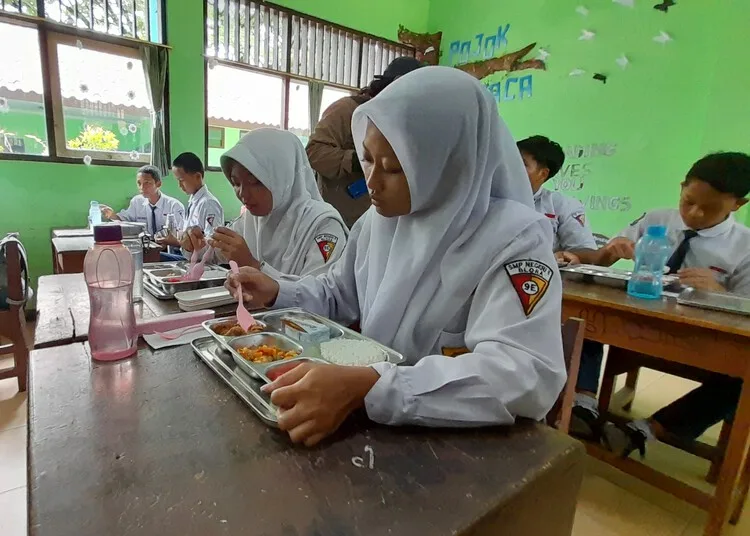 SPMB Online Ditutup, Puluhan SMP Negeri di Blora Kekurangan Murid 25 Siswa salah satu SMP negeri di Kabupaten Blora menyantap menu program MBG. (Eko Wicaksono/Lingkarjateng.id)