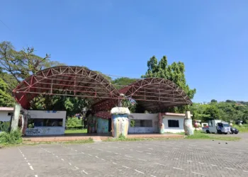 Gerbang masuk Wonderia Kota Semarang. (Syahril Muadz/Lingkarjateng.id)