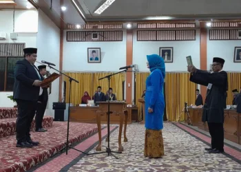 Endang Susilowati saat dilantik menjadi anggota DPRD Demak lewat mekanisme PAW di Ruang Paripurna DPRD Demak pada Kamis, 24 Juli 2025. (M. Burhanuddin Aslam/Lingkarjateng.id)