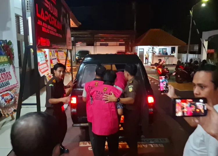 5 Perangkat Desa Papringan Semarang Ditahan, Diduga Korupsi Dana PTSL Rp 907 Juta 25 Tim Kejari Kabupaten Semarang saat menggiring lima tersangka kasus dugaan tindak pidana korupsi dana program PTSL di Desa Papringan untuk menjalani penahanan pada Senin malam, 28 Juli 2025. (Hesty Imaniar/Lingkarjateng.id)