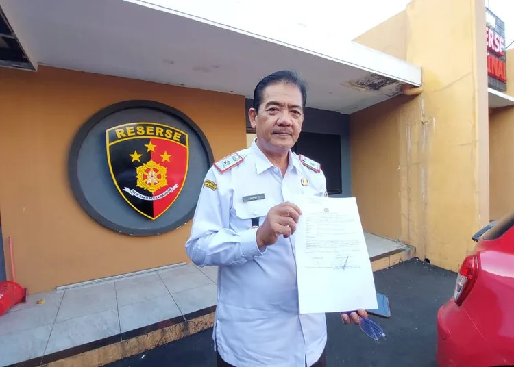Dituding Tarik Iuran, Sekda Kabupaten Semarang Laporkan Akun DinasKegelapan ke Polisi 25 Sekda Kabupaten Semarang, Djarot Supriyoto, menunjukkan surat laporan terhadap akun Instagram DinasKegelapan di Mapolres Semarang pada Rabu, 30 Juli 2025. (Hesty Imaniar/Lingkarjateng.id)