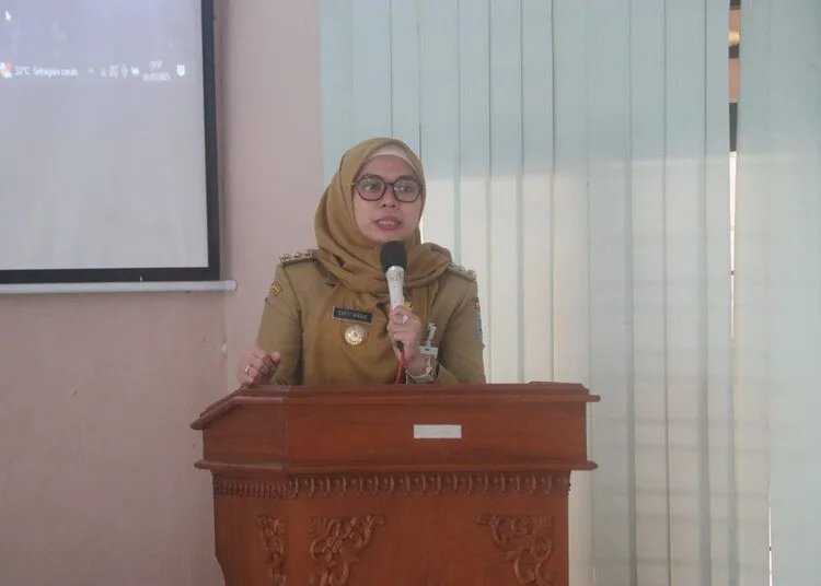 Bupati Demak, Eisti’anah, saat memberi arahan dalam pelatihan UMKM di Aula Kecamatan Wonosalam, Demak, pada Rabu, 2 Juli 2025. (M. Burhanuddin Aslam/Lingkarjateng.id)