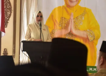 Bupati Pekalongan, Fadia Arafiq, memberi sambutan dalam peringatan Lebaran Yatim 10 Muharram 1447 H di Pendopo Rumah Dinas Bupati, Minggu pagi, 6 Juli 2025. (Fahri Akbar/Lingkarjateng.id)