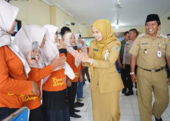 Bupati Demak, Esiti'anah, hendak berjabat tangan dengan peserta kegiatan FKUU di Aula Kecamatan Gajah, Kabupaten Demak, pada Selasa, 8 Juli 2025. (M. Burhanuddin Aslam/Lingkarjateng.id)