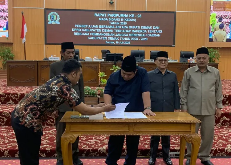 DPRD Demak Sahkan RPJMD 2025-2029, Jadi Arah Baru Pembangunan Daerah 25 Penandatanganan dokumen persetujuan RPJMD 2025-2029 dalam rapat paripurna di Gedung DPRD Demak pada Kamis, 10 Juli 2025. (M. Burhanuddin Aslam/Lingkarjateng.id)