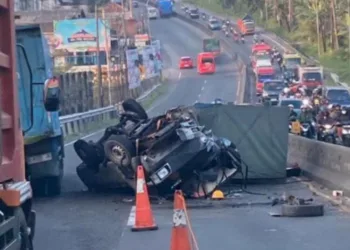 Kondisi mobil pick up tampak rusak parah pada bagian depan usai mengalami kecelakaan tunggal menabrak pembatas jalan di Jalan Soekarno-Hatta atau di ruas Jalan Semarang-Solo, di depan Cimory Dairyland, Kecamatan Bergas, Kabupaten Semarang, pada Senin pagi, 14 Juli 2025. (Dok. Polres Semarang/Lingkarjateng.id)