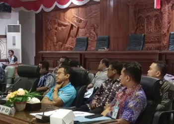 Suasana audiensi bersama warga Desa Banyudono, Kecamatan Kaliori, di Ruang Rapat DPRD Rembang pada Juma, 11 Juli 2025. (Vicky Rio/Lingkarjateng.id)
