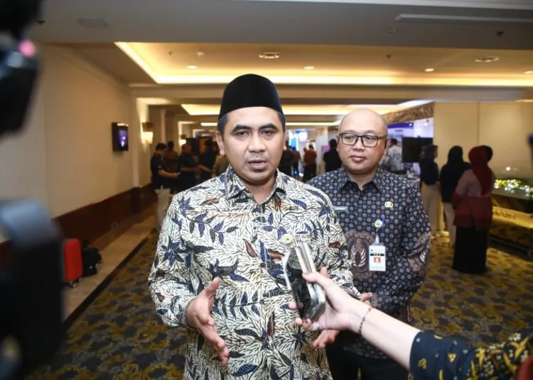 Jateng Terima Investasi Rp 114 Triliun untuk Tata Pesisir Batang dan Semarang 25 Wakil Gubernur Jateng, Taj Yasin, memberi keterangan usai Rapat Kerja Teknis Direktorat Jenderal Penataan Ruang Laut bertajuk “Tata Ruang Laut untuk Ekonomi Biru Menuju Indonesia Emas”, di Hotel Borobudur, Jakarta, Selasa, 15 Juli 2025. (Dok. Pemprov Jateng/Lingkarjateng.id)