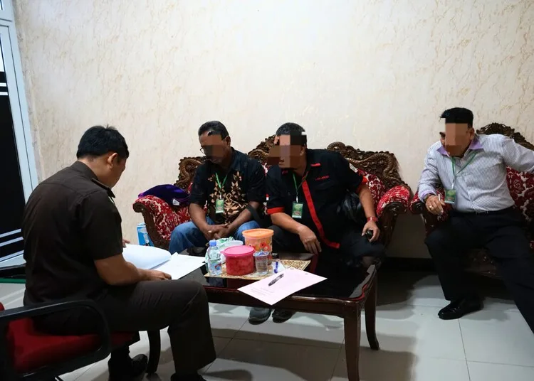 Pimpinan Cabang BKK Demak Ditahan, Diduga Korupsi Kredit Rp 1 Miliar 25 Tersangka UH (baju batik kiri) yang merupakan Pimpinan Cabang BPR BKK Demak cabang Wonosalam saat dihadirkan di Kejari Demak terkait dugaan kasus korupsi kredit fiktif. (M. Burhanuddin Aslam/Lingkarjateng.id)