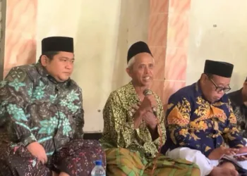 Ketua DPRD Demak, Zayinul Fata, saat menyambangi Ahmad Zuhdi di madrasah diniyah di Dusun Ngampel, Desa Jatirejo, Kecamatan Karanganyar, Kabupaten Demak, pada Jumat, 18 Juli 2025. (M. Burhanuddin Aslam/Lingkarjateng.id)