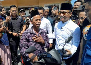 Gus Miftah menyerahkan hadiah motor kepada guru madrasah diniyah yang didenda Rp 25 juta di Kecamatan Karanganyar, Kabupaten Demak, pada Sabtu, 19 Juli 2025. (M. Burhanuddin Aslam/Lingkarjateng.id)