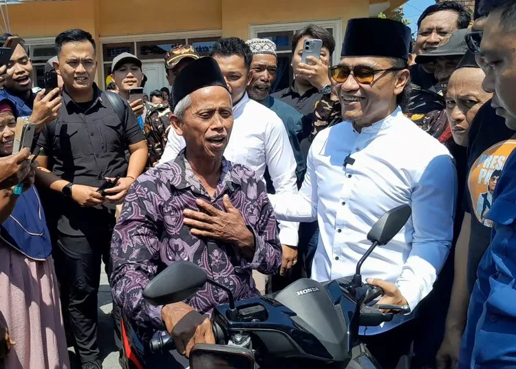 Gus Miftah Temui Guru Madin Didenda Rp 25 Juta di Demak, Beri Hadiah Motor hingga Umroh 25 Gus Miftah menyerahkan hadiah motor kepada guru madrasah diniyah yang didenda Rp 25 juta di Kecamatan Karanganyar, Kabupaten Demak, pada Sabtu, 19 Juli 2025. (M. Burhanuddin Aslam/Lingkarjateng.id)