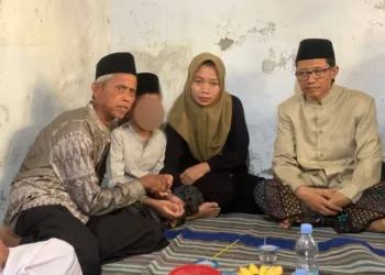 Ahmad Zuhdi (kiri) menerima kedatangan keluarga murid yang menuntut denda Rp 25 juta di rumahnya di Desa Cangkring, Kecamatan Karanganyar, Kabupaten Demak, pada Sabtu sore, 19 Juli 2025. (M. Burhanuddin Aslam/Lingkarjateng.id)