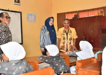 Bupati Pekalongan, Fadia Arafiq, meninjau langsung ruang kelas SDN 02 Sengare, Kecamatan Talun, usai menerima laporan siswa belajar di lantai pada Kamis, 24 Juli 2025. (Fahri Akbar/Lingkarjateng.id)