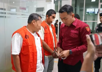 Dua debitur yang telah ditetapkan sebagai tersangka terkait dugaan kasus tindak pidana korupsi di PT BPR BKK Demak Cabang Wonosalam pada Kamis, 24 Juli 2025. (M. Burhanuddin Aslam/Lingkarjateng.id)