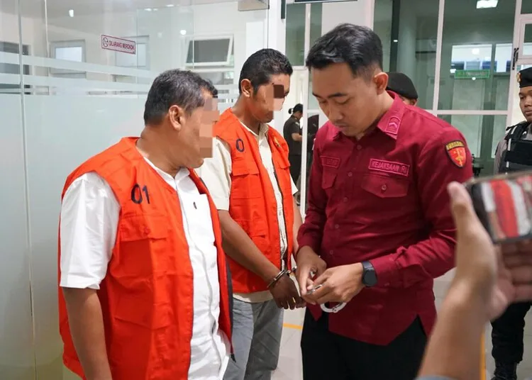 Dua debitur yang telah ditetapkan sebagai tersangka terkait dugaan kasus tindak pidana korupsi di PT BPR BKK Demak Cabang Wonosalam pada Kamis, 24 Juli 2025. (M. Burhanuddin Aslam/Lingkarjateng.id)