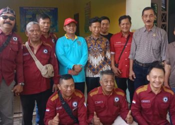 Wakil Ketua DPRD Kabupaten Pekalongan, Sumar Rosul, berfoto bersama anggota IPJT DPC Kabupaten Pekalongan usai meresmikan Kantor Sekber di Desa Wangandowo, Kecamatan Bojong, pada Sabtu, 27 Juli 2025. (Fahri Akbar/Lingkarjateng.id)