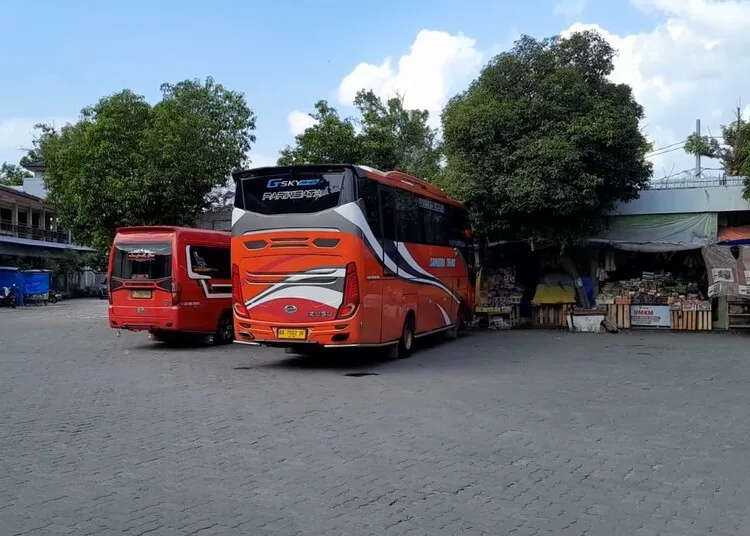 Sejumlah kendaraan parkir di kawasan Pujasera sekitar Masjid Agung Demak. (M. Burhanuddin Aslam/Lingkarjateng.id)
