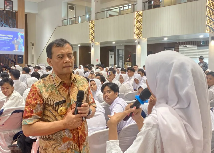 Gubernur Jateng Luthfi Terjunkan 1.910 Mahasiswa KKN untuk Pendataan RTLH di Kudus 25 Gubernur Jawa Tengah, Ahmad Luthfi, saat menghadiri penerjunan 1.910 mahasiswa Kuliah Kerja Nyata (KKN) tematik dalam program penanganan rumah tidak layak huni (RTLH) di Auditorium Universitas Muria Kudus pada Selasa, 22 Juli 2025. (Mohammad Fahtur Rohman/Lingkarjateng.id)