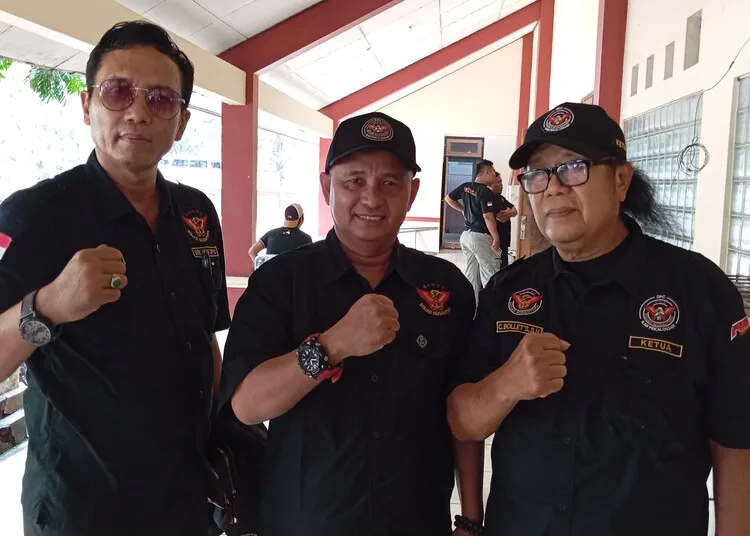 Sumar Rosul Terpilih Jadi Dewan Pembina Squad Nusantara Pekalongan 25 Wakil Ketua DPRD Kabupaten Pekalongan sekaligus Dewan Pembina Squad Nusantara, Sumar Rosul (tengah), berfoto bersama Ketua DPC Squad Nusantara Kabupaten Pekalongan, Bollet (kanan), usai acara pelantikan pengurus di Gedung Pertemuan Kajen, Rabu, 2 Juli 2025. (Fahri Akbar/Lingkarjateng.id)