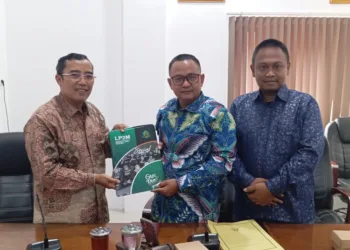 Wakil Ketua DPRD Kabupaten Pekalongan, Sumar Rosul (tengah), menerima dokumen program dari Ketua LP2M UIN Gus Dur, Prof. Dr. Moh. Sugeng Sholehuddin (kiri), di kantor dewan setempat pada Kamis, 3 Juli 2025. (Fahri Akbar/Lingkarjateng.id)