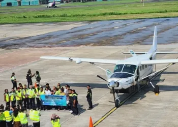 Gubernur Jawa Tengah, Ahmad Luthfi, bersama CEO PT ASI Pudjiastuti Aviation, Susi Pudjiastuti, saat melepas penerbangan perdana Semarang-Karimunjawa di Bandara Ahmad Yani Semarang, Jumat, 4 Juli 2025. (ANTARA/Lingkarjateng.id)