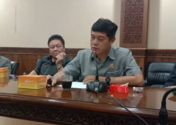 Ketua Panitia Angket DPRD Kota Salatiga, Saiful Mashud, memaparkan hasil penyelidikan terhadap kebijakan Wali Kota Robby Hernawan kepada awak media di kantor dewan setempat, Senin, 7 Juli 2025. (Angga Rosa/Lingkarjateng.id)