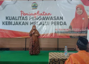 Anggota Komisi E DPRD Provinsi Jawa Tengah, Ida Nurul Farida, saat menyampaikan sambutan pada acara sosialisasi yang mengangkat tema peningkatan kualitas pengawasan kebijakan melalui Perda di Salatiga, Kamis, 31 Juli 2025. (Angga Rosa/Lingkarjateng.id)